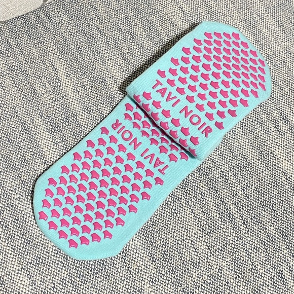 🌟 CLEARANCE 🌟 NWT Pure Barre Socks - mermaid - Picture 2 of 2